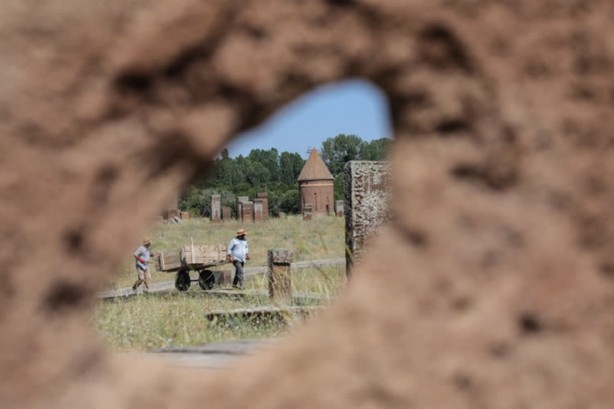 Foto - Selçuklu Meydan Mezarlığı tarihe ışık tutuyor