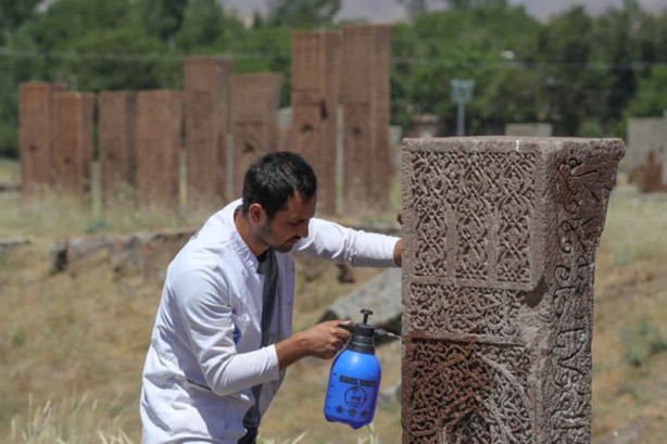 Foto - Selçuklu Meydan Mezarlığı tarihe ışık tutuyor