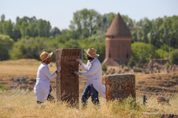 Foto - Selçuklu Meydan Mezarlığı tarihe ışık tutuyor