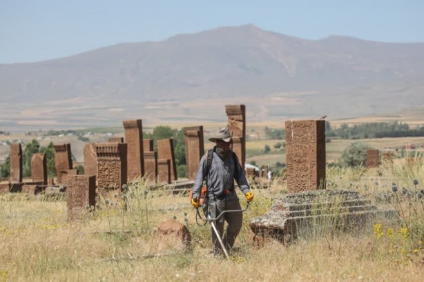 Foto - Selçuklu Meydan Mezarlığı tarihe ışık tutuyor