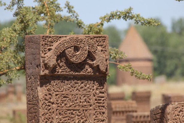 Foto - Selçuklu Meydan Mezarlığı tarihe ışık tutuyor