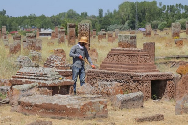 Foto - Selçuklu Meydan Mezarlığı tarihe ışık tutuyor