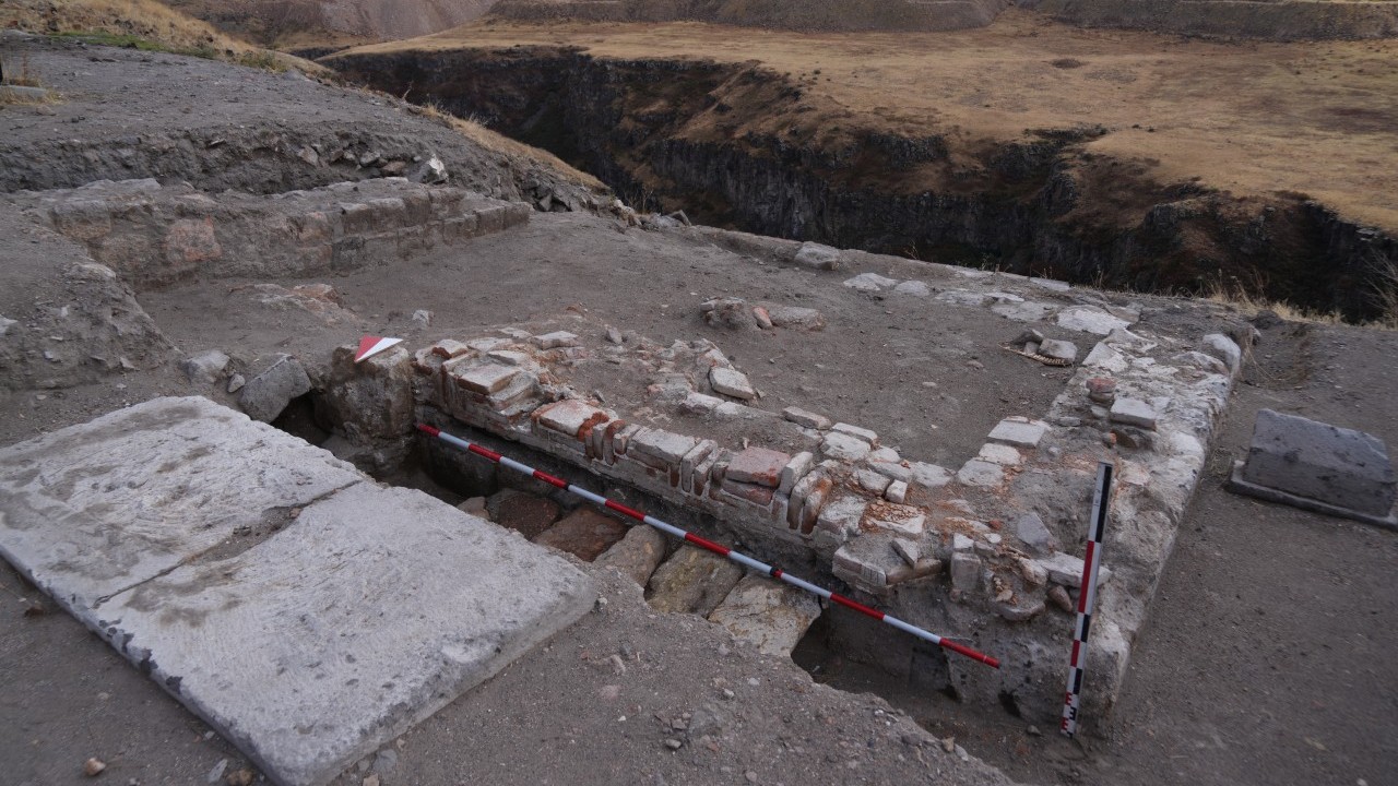Foto - Selçukluların izleri gün yüzüne çıktı! Ani Ören Yeri’nde yeni kümbet bulundu!