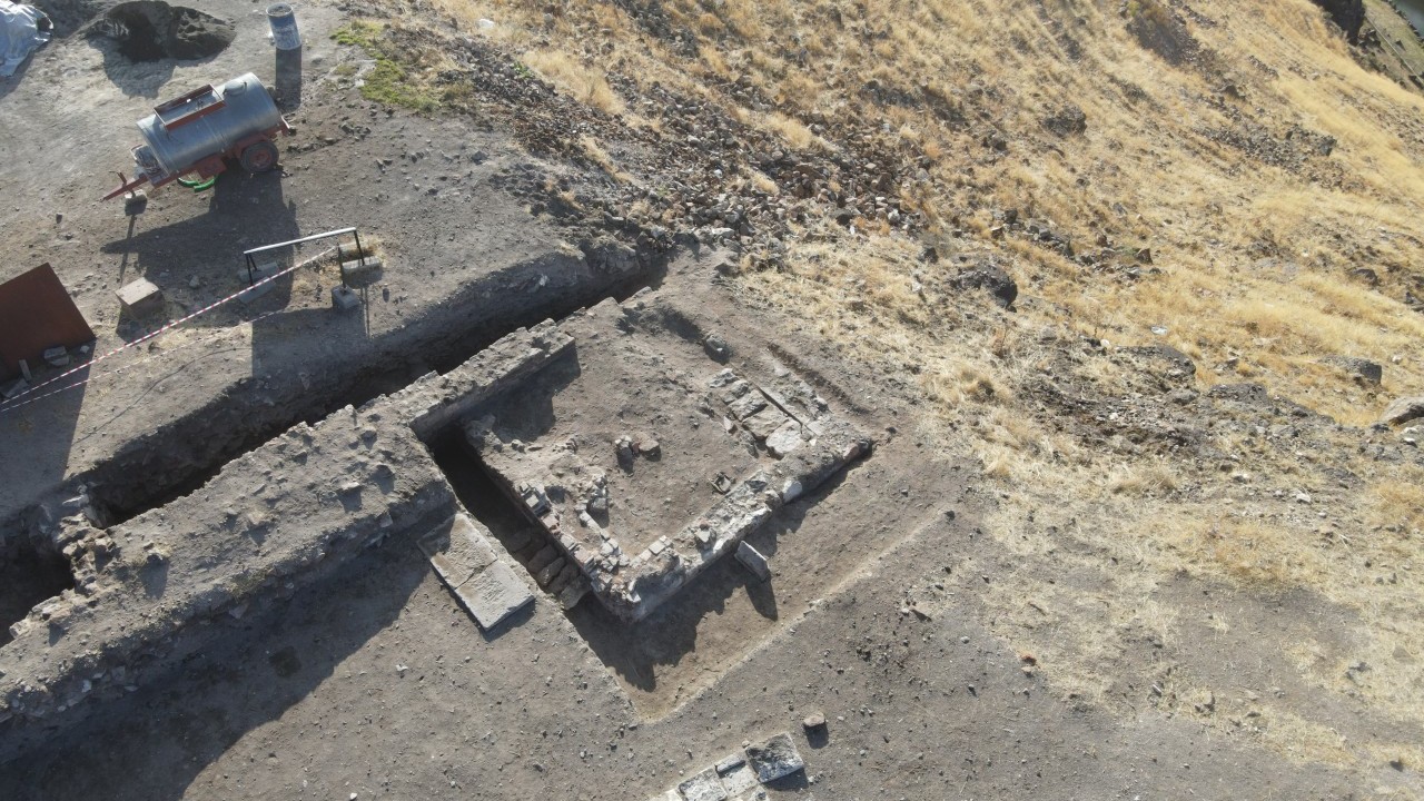 Foto - Selçukluların izleri gün yüzüne çıktı! Ani Ören Yeri’nde yeni kümbet bulundu!