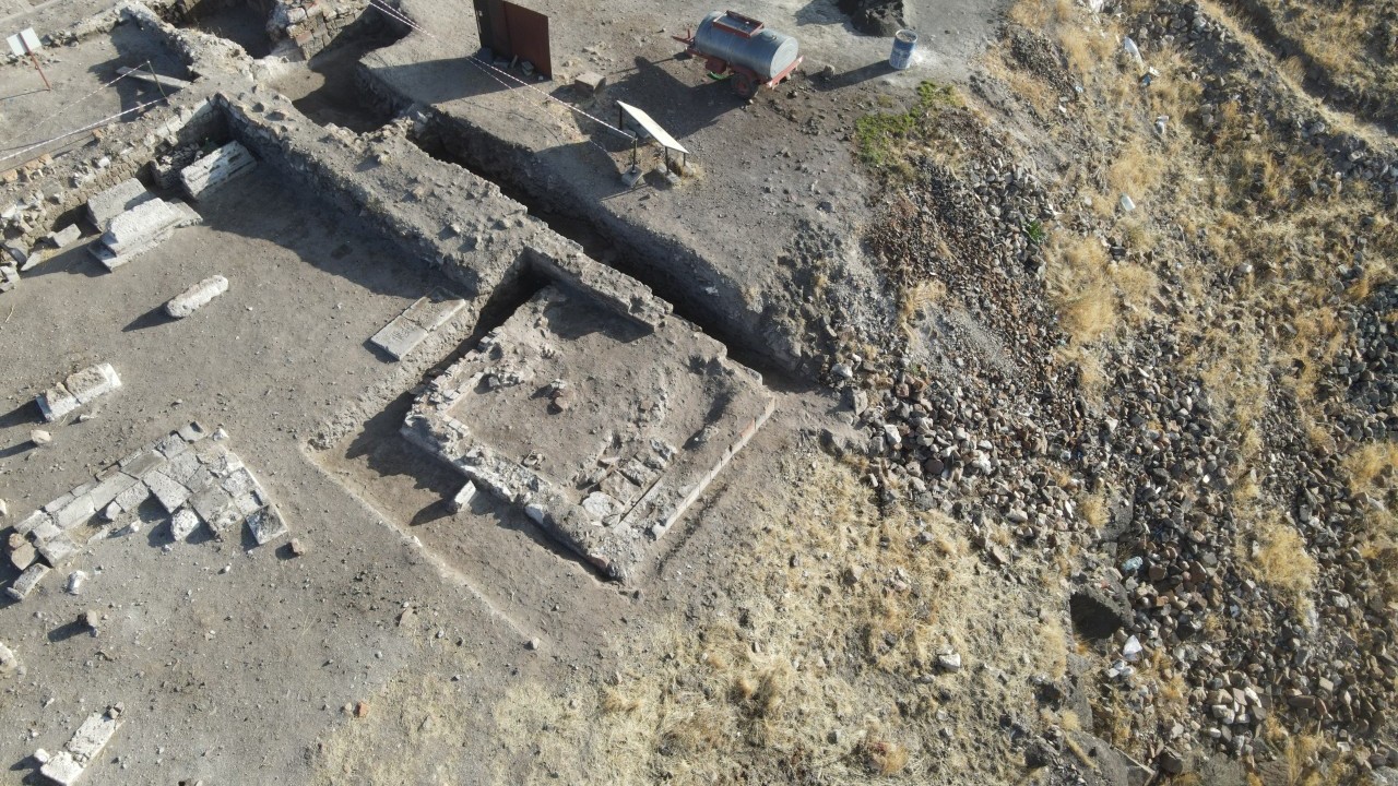 Foto - Selçukluların izleri gün yüzüne çıktı! Ani Ören Yeri’nde yeni kümbet bulundu!