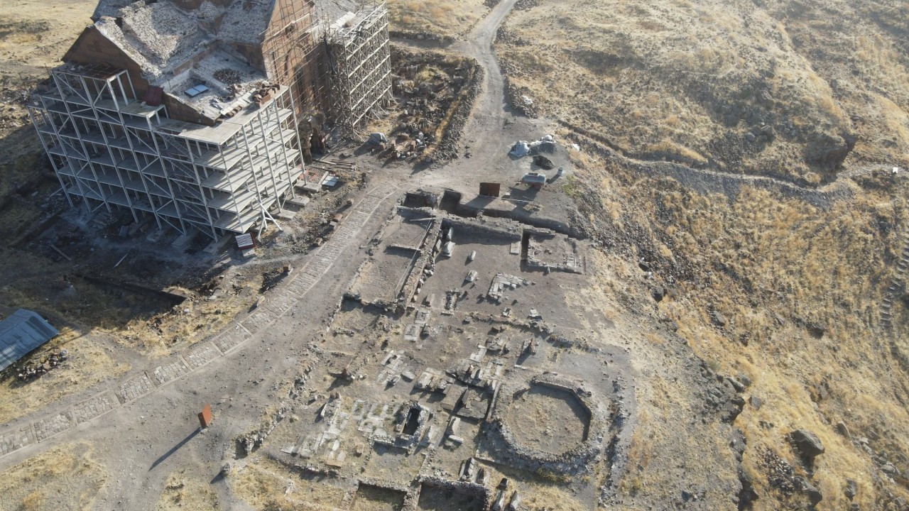 Foto - Selçukluların izleri gün yüzüne çıktı! Ani Ören Yeri’nde yeni kümbet bulundu!