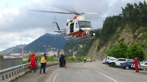 Foto - Selde mahsur kalan bedensel engelli vatandaş helikopterle kurtarıldı
