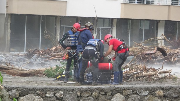 Selde mahsur kalan bedensel engelli vatandaş helikopterle kurtarıldı