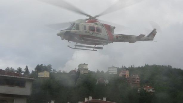 Foto - Selde mahsur kalan bedensel engelli vatandaş helikopterle kurtarıldı