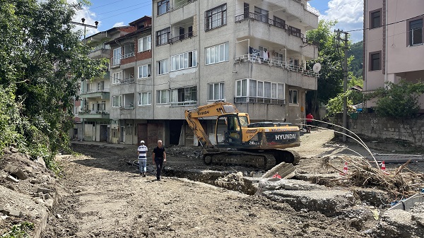 Selde sürüklenen kamyondan böyle kurtuldu! Hayata çarşafla tutundu