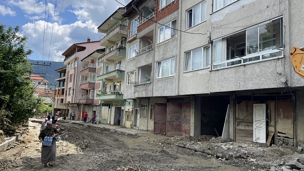 Foto - Selde sürüklenen kamyondan böyle kurtuldu! Hayata çarşafla tutundu