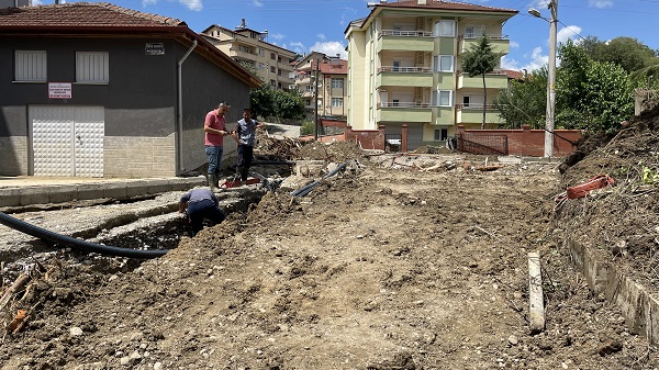 Foto - Selde sürüklenen kamyondan böyle kurtuldu! Hayata çarşafla tutundu