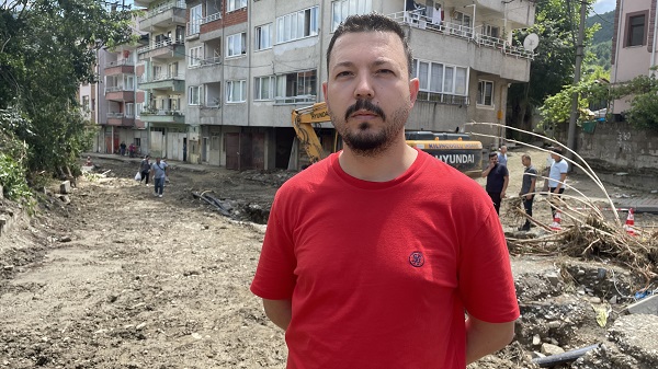 Foto - Selde sürüklenen kamyondan böyle kurtuldu! Hayata çarşafla tutundu