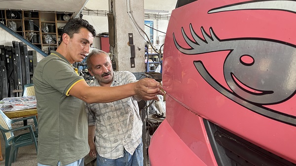 Foto - Selde sürüklenen kamyondan böyle kurtuldu! Hayata çarşafla tutundu