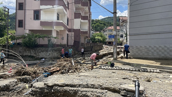 Foto - Selde sürüklenen kamyondan böyle kurtuldu! Hayata çarşafla tutundu
