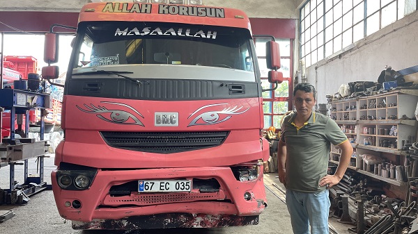 Foto - Selde sürüklenen kamyondan böyle kurtuldu! Hayata çarşafla tutundu