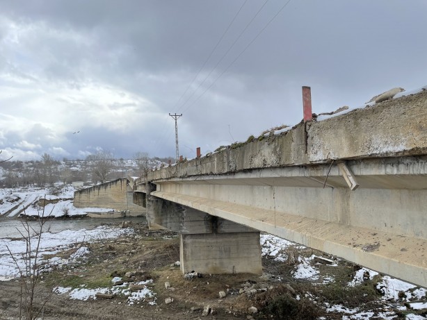 Selde zarar gören köprünün demirlerini satan muhtar ile hurdacı tutuklandı!