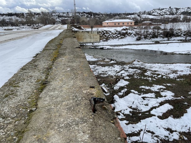 Foto - Selde zarar gören köprünün demirlerini satan muhtar ile hurdacı tutuklandı!