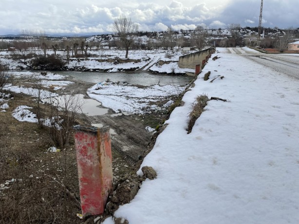 Foto - Selde zarar gören köprünün demirlerini satan muhtar ile hurdacı tutuklandı!