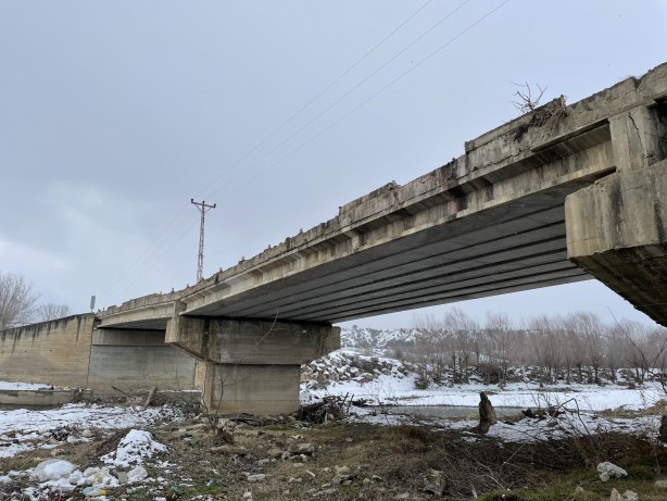Foto - Selde zarar gören köprünün demirlerini satan muhtar ile hurdacı tutuklandı!