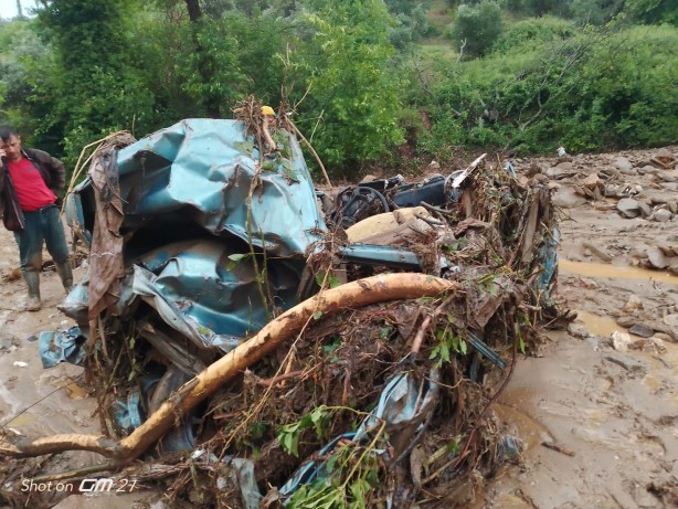 Sele kapılan araç hurdaya döndü