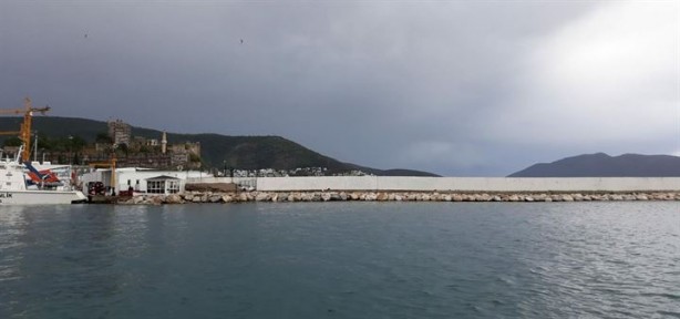Foto - Sele karşı kum torbaları ile önlem aldılar