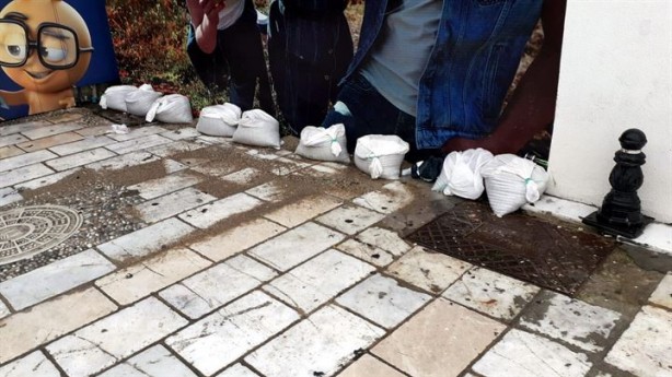 Sele karşı kum torbaları ile önlem aldılar