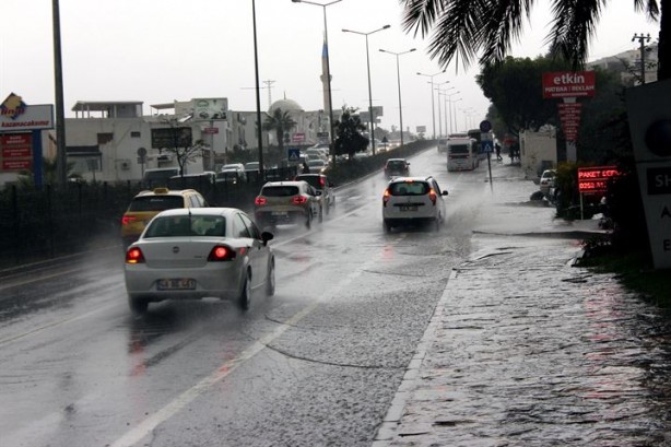 Foto - Sele karşı kum torbaları ile önlem aldılar