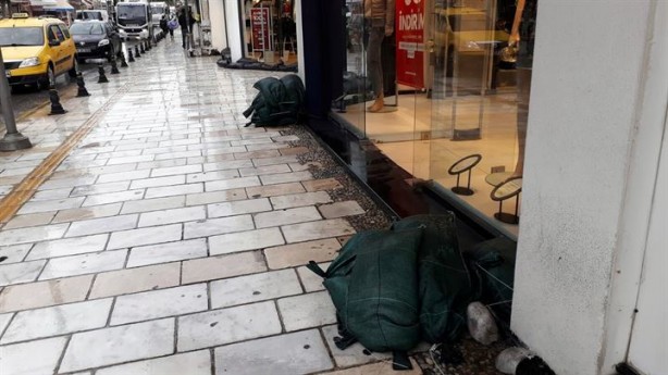 Foto - Sele karşı kum torbaları ile önlem aldılar