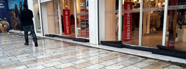 Foto - Sele karşı kum torbaları ile önlem aldılar