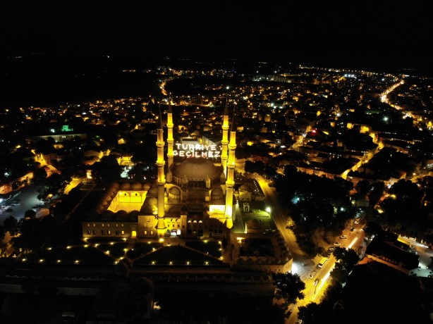 Foto - Selimiye Camii’nde 15 Temmuz ruhu yaşatılıyor! "Türkiye Geçilmez" yazılı mahya asıldı