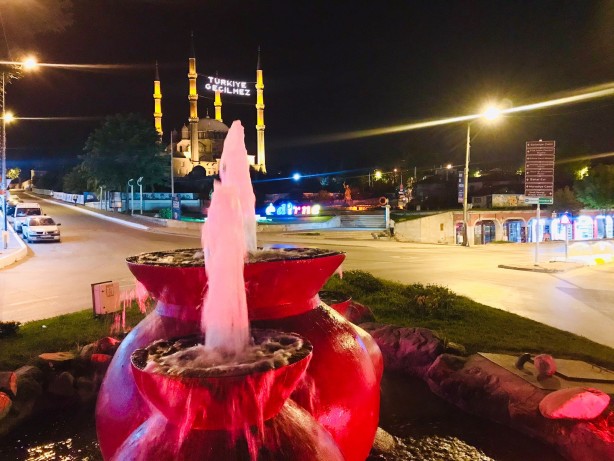Selimiye Camii’nde 15 Temmuz ruhu yaşatılıyor! "Türkiye Geçilmez" yazılı mahya asıldı