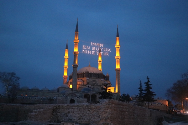 Selimiye Camisi mahyalarla donatıldı