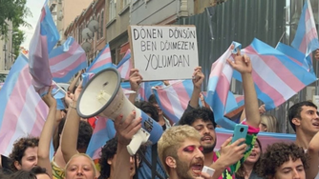Foto - Selma Savcı yazdı: LGBT paçavrasının bir aparatı...