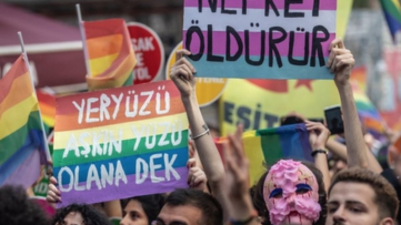 Foto - Selma Savcı yazdı: LGBT paçavrasının bir aparatı...