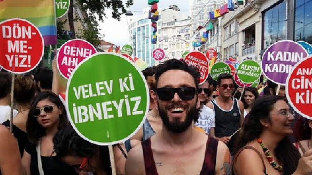 Foto - Selma Savcı yazdı: LGBT paçavrasının bir aparatı...