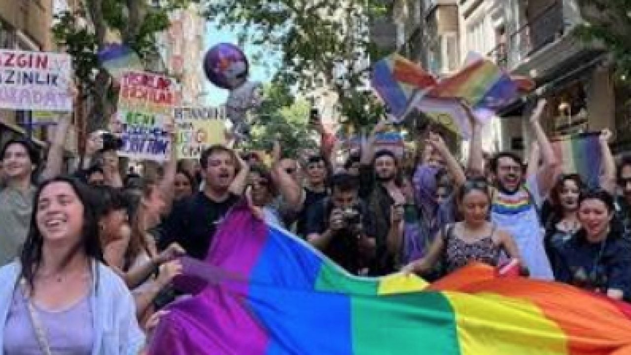 Foto - Selma Savcı yazdı: LGBT paçavrasının bir aparatı...