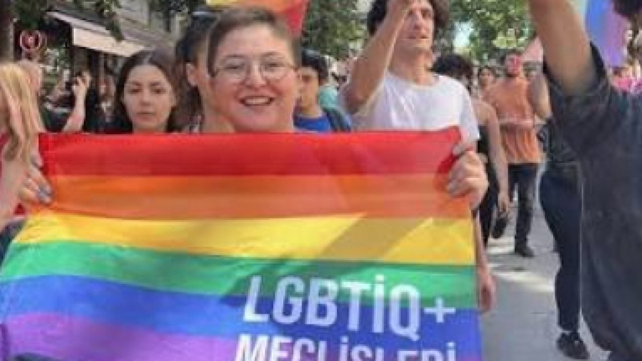 Foto - Selma Savcı yazdı: LGBT paçavrasının bir aparatı...
