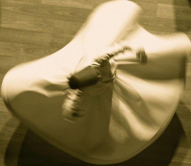 Foto - Semazenlerin başı neden dönmüyor?