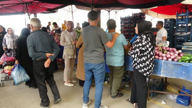 Foto - Semt pazarlarında bayram yoğunluğu