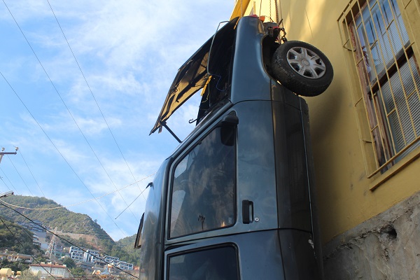 Foto - Sen misin kaza yapan? Arabaya cezayı böyle kesti