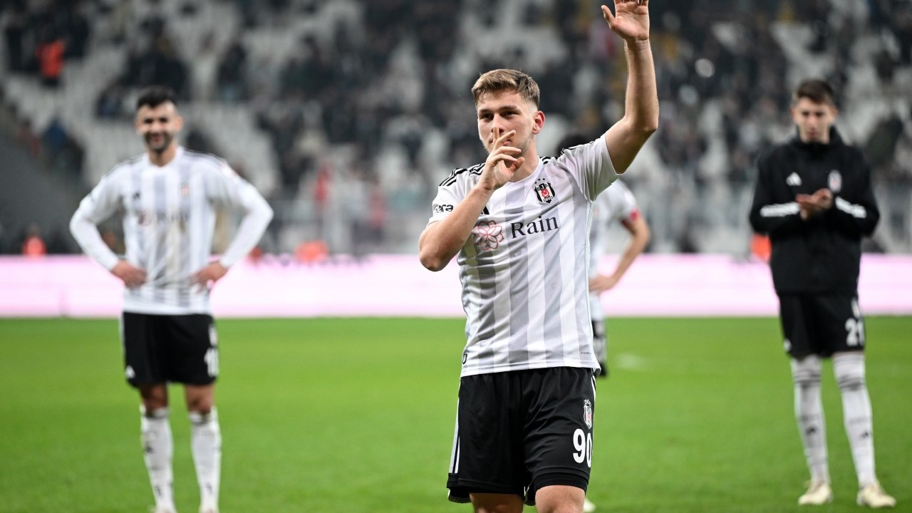 Foto - Sen misin oynamayan sahada yürüyen, Beşiktaş o futbolcuyu resmen hediye etti…