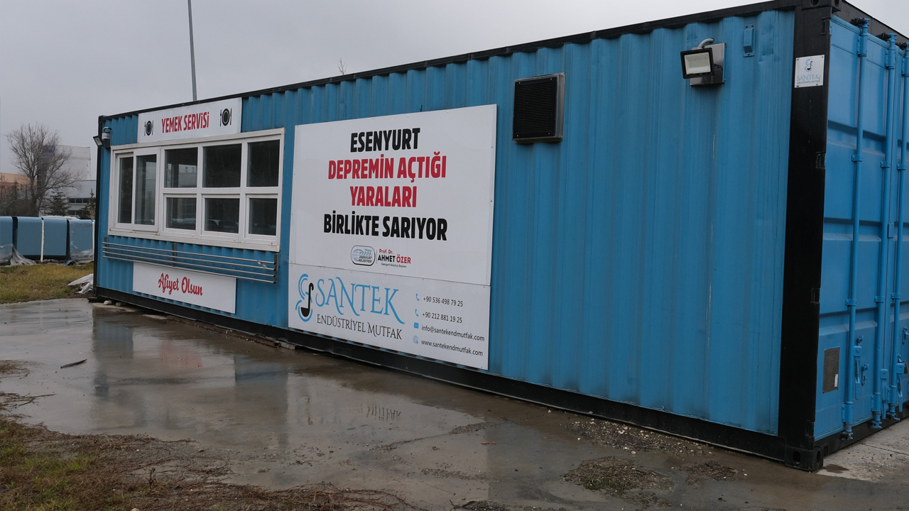 Sen ne beceriksiz bir partisin CHP! Çuval çuval yardımları depoda çürütmüşler! Yazıklar olsun...