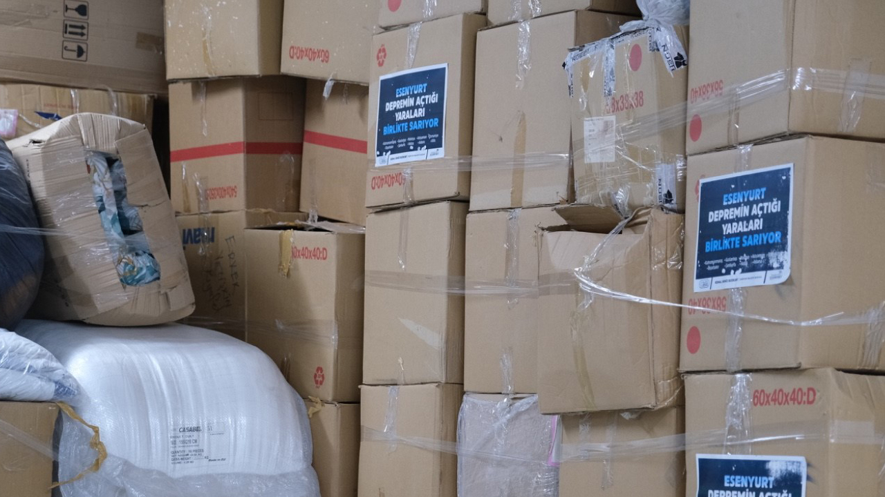 Foto - Sen ne beceriksiz bir partisin CHP! Çuval çuval yardımları depoda çürütmüşler! Yazıklar olsun...