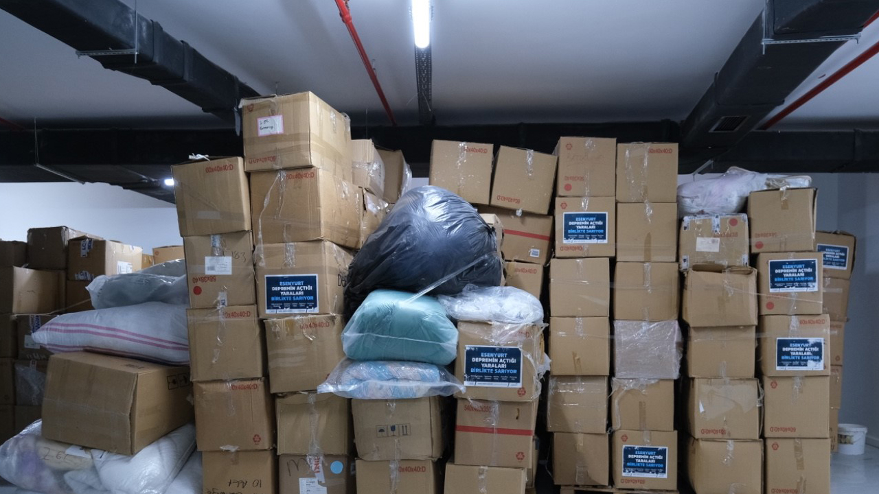 Foto - Sen ne beceriksiz bir partisin CHP! Çuval çuval yardımları depoda çürütmüşler! Yazıklar olsun...