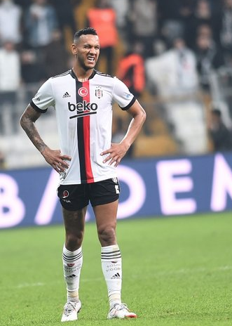 Foto - Sen ne yaptın böyle Josef De Souza! Bu sefer çizmeyi aştı!