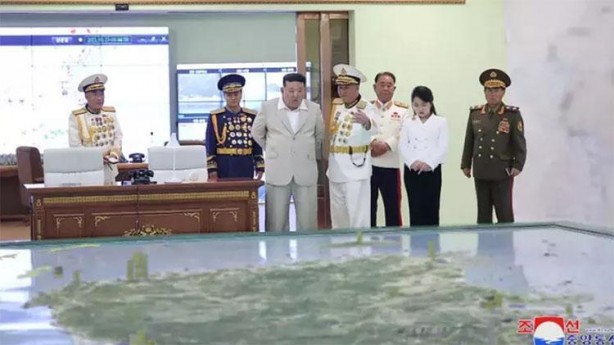 Foto - Sen ne yaptın böyle Kim Jong-un? Kuzey Kore liderinin yaptığını görenler şaşkına döndü