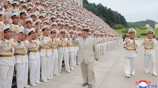 Foto - Sen ne yaptın böyle Kim Jong-un? Kuzey Kore liderinin yaptığını görenler şaşkına döndü