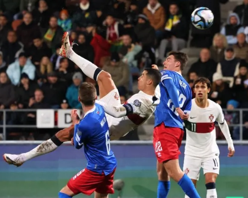 Foto - Sen ne yaptın böyle Ronaldo! 38 yaşında bunu da yaptı bile...