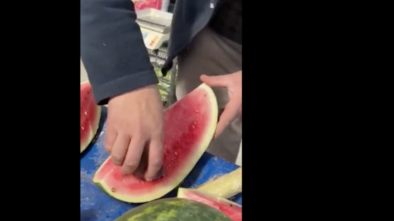 Sende hiç utanma yok mu be adam? Pazarcı, sattığı karpuza, daha kırmızı görünsün diye bakın ne sürdü!